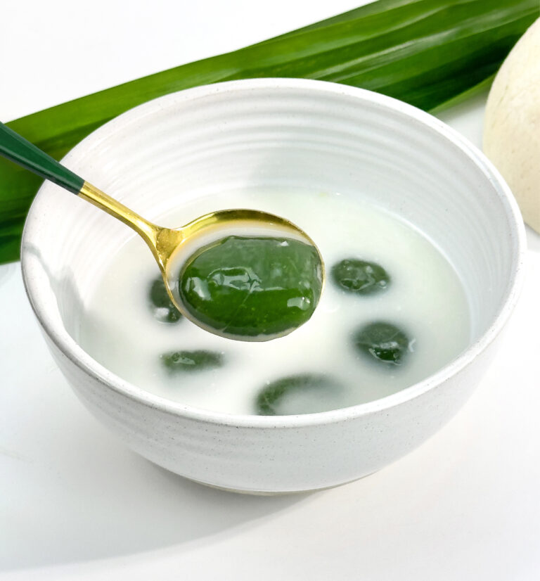 อินทนิล (Yoksod Ball) ขนมไทยใบเตยแท้ หยกสด