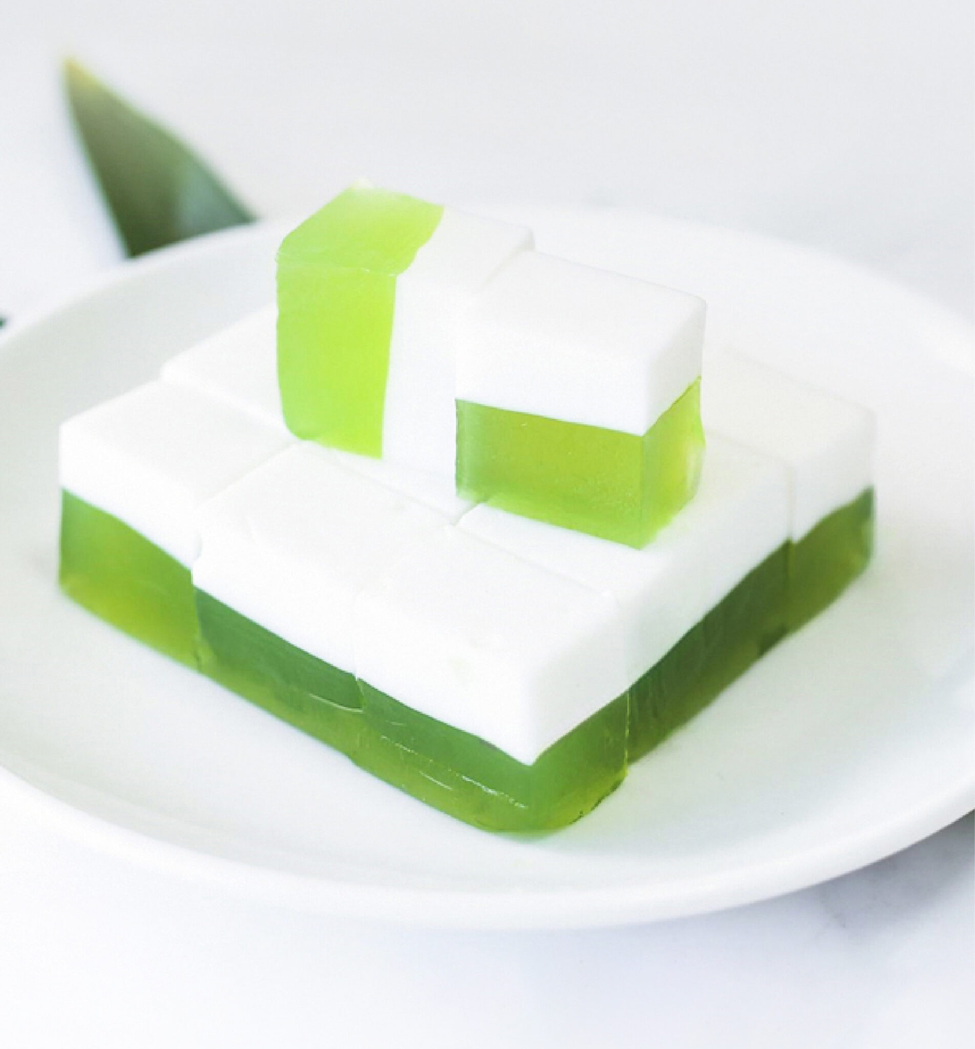 วุ้นใบเตยกะทิ (Pandan-Coconut Milk Pudding) ขนมไทยใบเตยแท้ 100% หยกสด