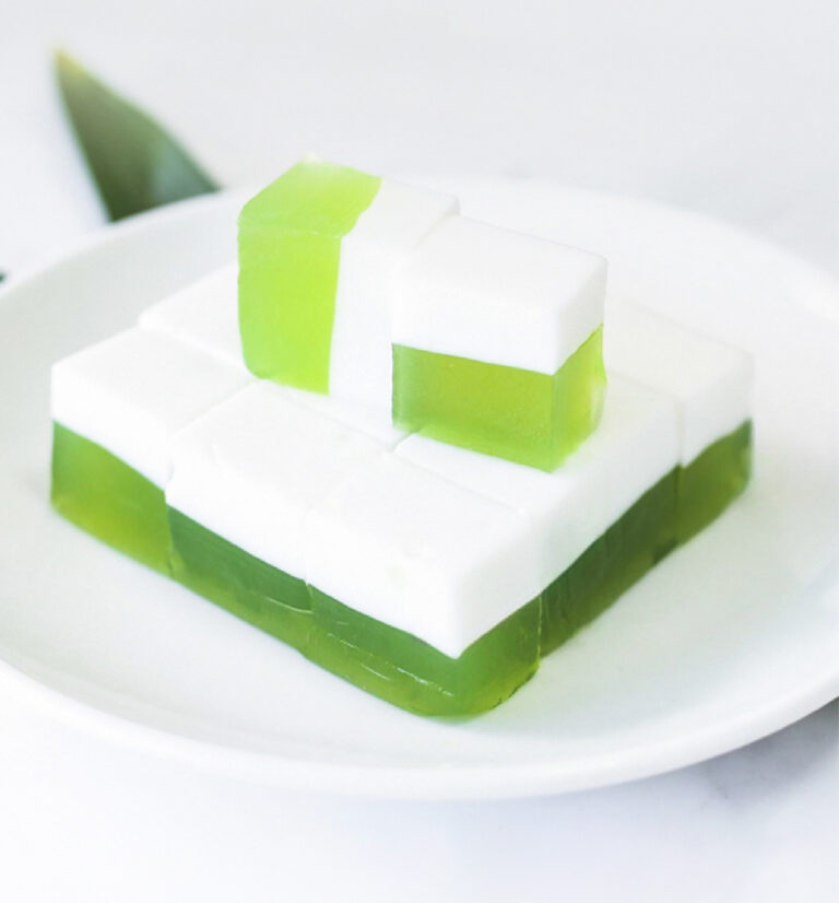 วุ้นใบเตยกะทิ (Pandan-Coconut Milk Pudding) ขนมไทยใบเตยแท้ หยกสด