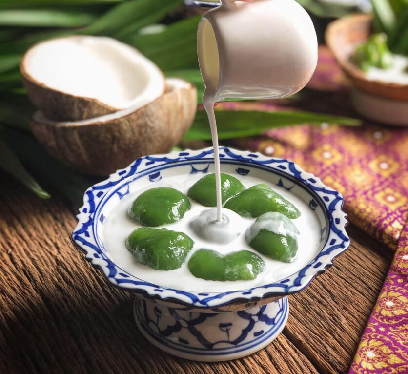 Yoksod Ball in Kokosmilch, Thai-Dessert mit echtem Pandan